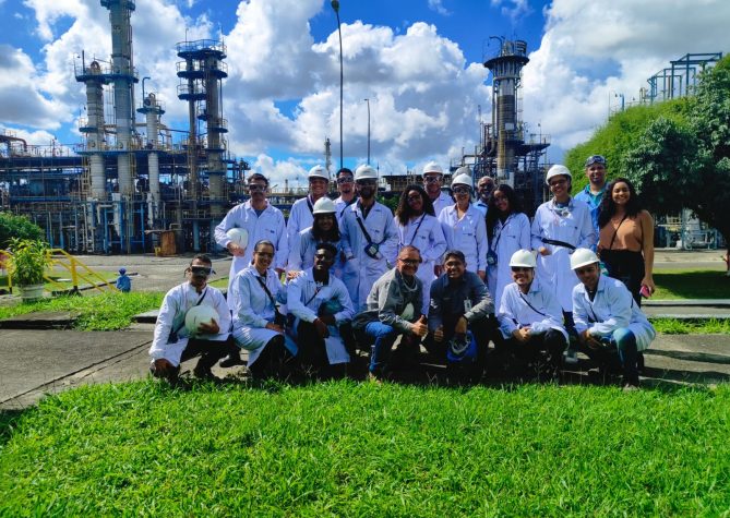 Estudantes visitam Elekeiroz para ampliar sua visão sobre a indústria química. Iniciativa é parte da agenda de marca empregadora.